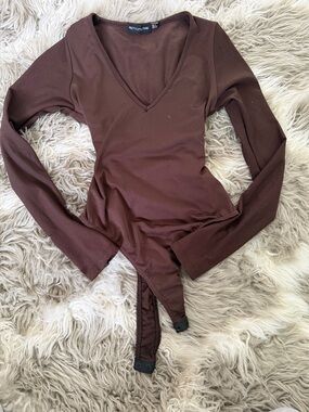 PrettyLittleThing Brown V-Neck Long Sleeve Bodysuit